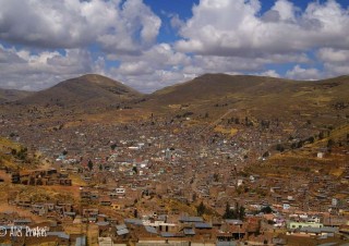 Přístavní město Puno na břehu jezera Titicaca