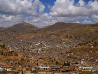 Přístavní město Puno na břehu jezera Titicaca