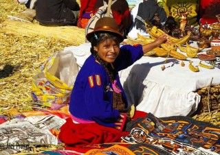 Plovoucí rákosové ostrovy (los Uros) na jezeře Titicaca