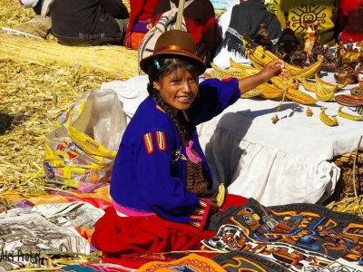 Plovoucí rákosové ostrovy (los Uros) na jezeře Titicaca