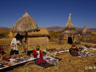 Plovoucí rákosové ostrovy (los Uros) na jezeře Titicaca