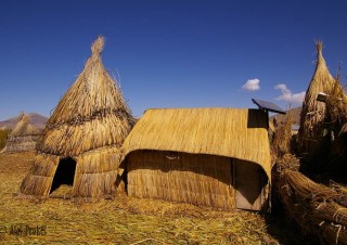 Plovoucí rákosové ostrovy (los Uros) na jezeře Titicaca