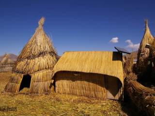 Plovoucí rákosové ostrovy (los Uros) na jezeře Titicaca