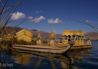 Plovoucí rákosové ostrovy (los Uros) na jezeře Titicaca