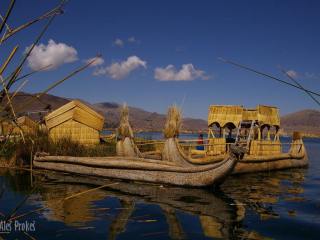 Plovoucí rákosové ostrovy (los Uros) na jezeře Titicaca