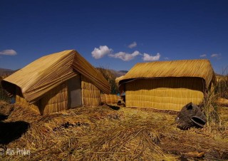 Plovoucí rákosové ostrovy (los Uros) najezeře Titicaca