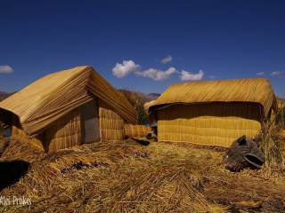 Plovoucí rákosové ostrovy (los Uros) najezeře Titicaca