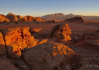 Poušť Wadi Rum v západu slunce