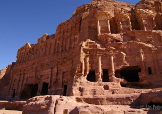 Petra, Palácová hrobka (vlevo), Koryntská hrobka (vpravo)
