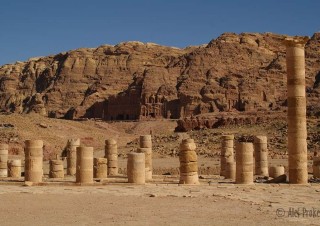 Petra, sloupoví kolonády, královské hrobky (vzadu)