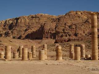 Petra, sloupoví kolonády, královské hrobky (vzadu)