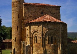 Románský kostel San Martín de Elines ve Valderredible, Kantábrie