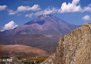 Damávand, neaktivní sopka v pohoří Elborz, nejvyšší vrchol Íránu 56171 m