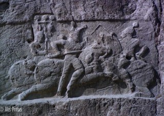 Hrobka Naqsh-i Rustam, reliéf zobrazující boj Bahrama II s nepřáteli  (276–293 AD)