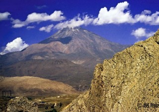 Damávand, neaktivní sopka v pohoří Elborz, nejvyšší vrchol Íránu 5671 m