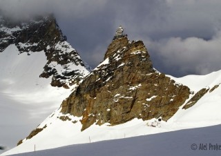 Sedlo Jungfraujoch mezi vrcholy Mönch a Jungfrau, observatoř Sphinx