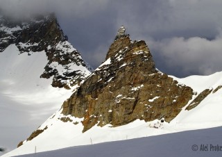 Sedlo Jungfraujoch mezi vrcholy Mönch a Jungfrau, observatoř Sphinx