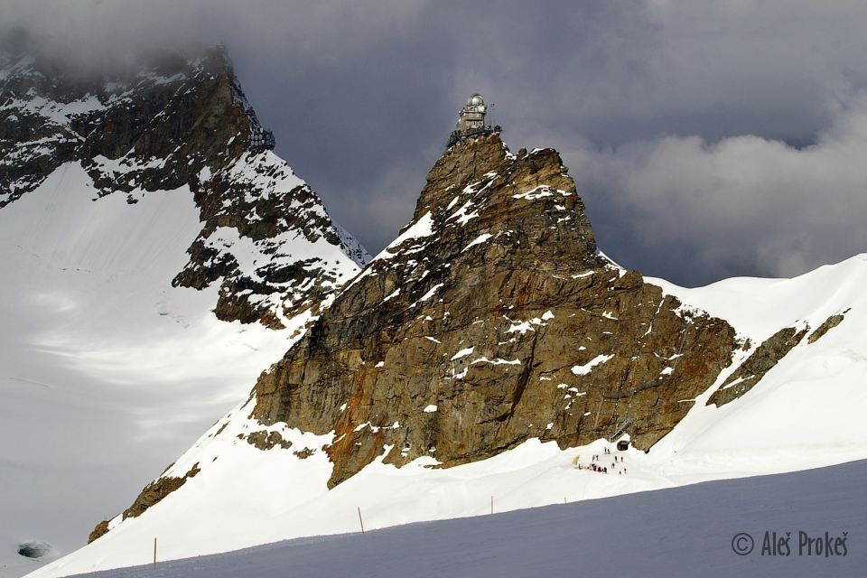 Sedlo Jungfraujoch mezi vrcholy Mönch a Jungfrau, observatoř Sphinx