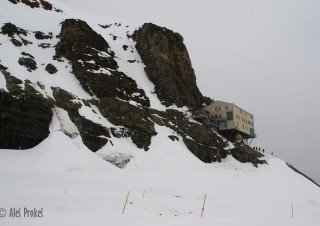 Chata Mönchsjochhütte (3657 m), Bernské alpy