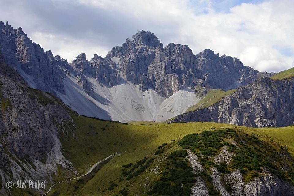 Vrchol Malgrubenspitze (2571 m), oblast Axamer, Tyrolsko