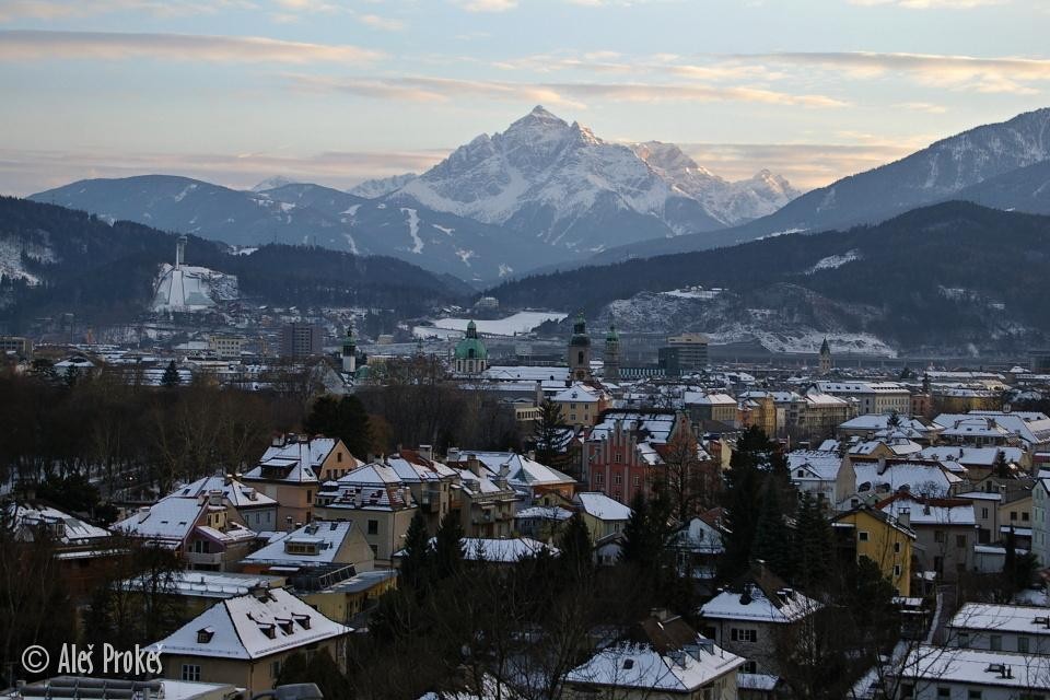 Innsbruck s vrcholem Serles (2718 m)