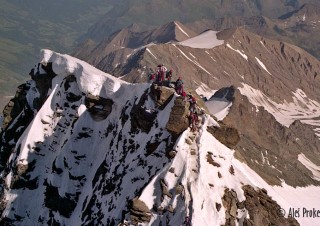 Pohled z vrcholu Grossglockner (3798 m) na přístupovou cestu od Erzherzog-Johann-Hütte