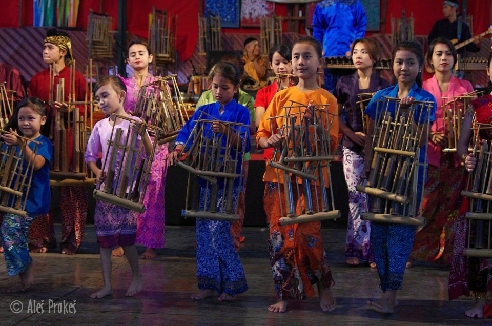 Představení v Saung Angklung, Bandung