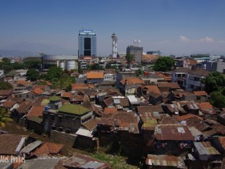 Pohled na Bandung z terasy hotelu Aston na Braga street