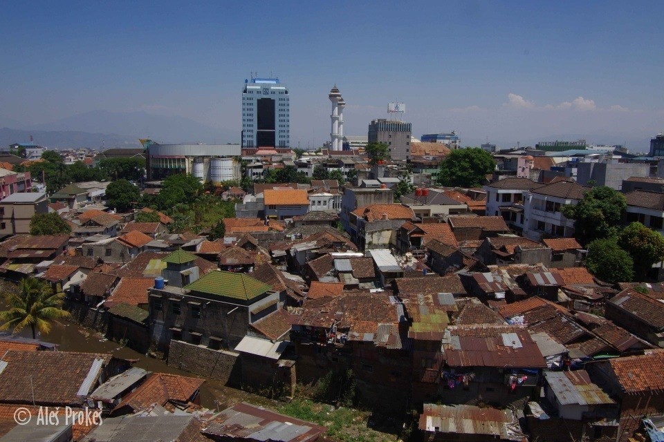 Pohled na Bandung z terasy hotelu Aston na Braga street
