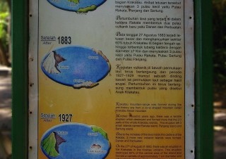 Informační tabule na ostrově Anak Krakatau v Sundském průlivu