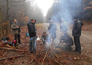 Opékání špekáčků před Javůrkem