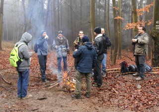 Opékání špekáčků před Javůrkem