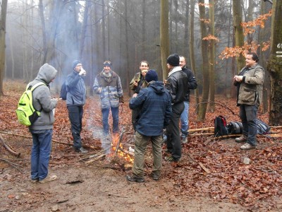 Opékání špekáčků před Javůrkem