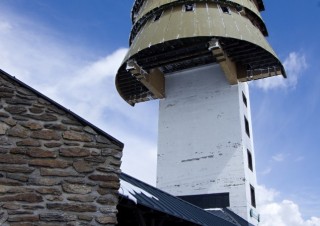 Rozhledna nad Prášilským jezerem na vrcholu hory Poledník