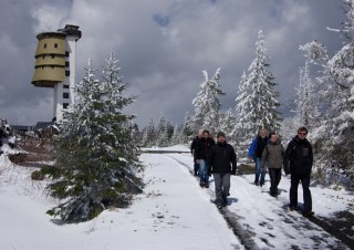 Rozhledna nad Prášilským jezerem na vrcholu hory Poledník