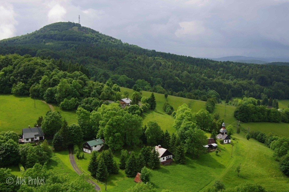 Pohled z Tolštejna, vzadu Jedlová