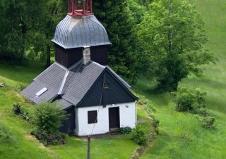 Kostelík na kraji Jiřetína pod Jedlovou horou