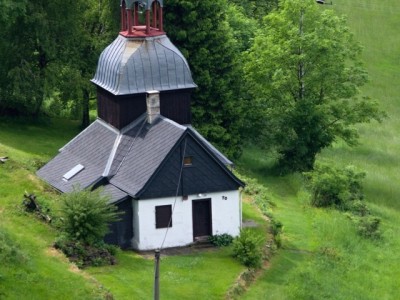 Kostelík na kraji Jiřetína pod Jedlovou horou