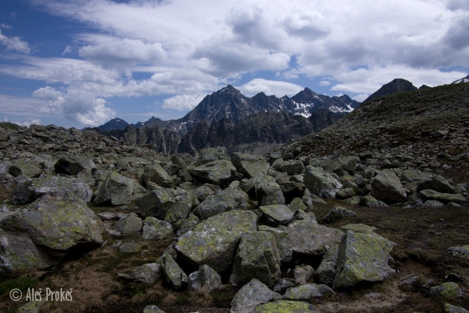 Údolí Mittertalbachu, vzadu Zwölferkogel a Sulzkogel