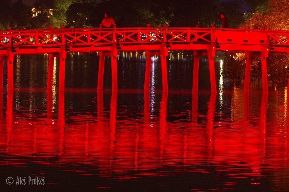Most „ranního slunečního svitu“ na Želví ostrov na jezeře Hoan Kiem, Hanoj.