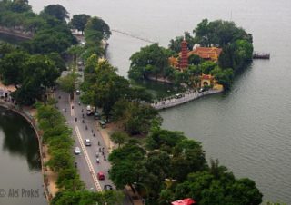 Pohled z konferenčního hotelu Pan Pacific na chrámový komplex Pagoda Tran Quoc (Chùa Trấn Quốc) na ostrůvku Západního jezera (Hồ Tây)