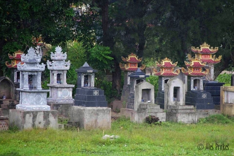 Hřbitov na vietnamském venkově