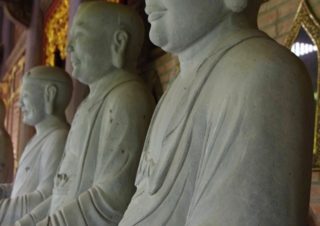 Sochy budhů v komplexu Bai Dinh provincie Ninh Binh