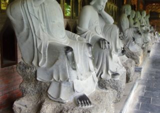 Sochy budhů Chrám v areálu Bai Dinh, v provincii Ninh Binh