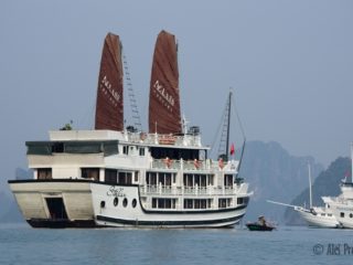 Výletní lodě v zátoce Ha Long