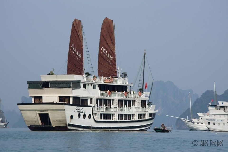 Výletní lodě v zátoce Ha Long