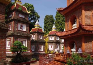 Areál pagody Tran Quoc (Chùa Trấn Quốc) na ostrůvku Západního jezera (Hồ Tây), Hanoj