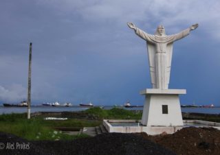 Socha Krista v městském parku Colón, Panama.