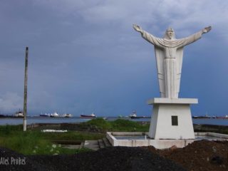 Socha Krista v městském parku Colón, Panama.