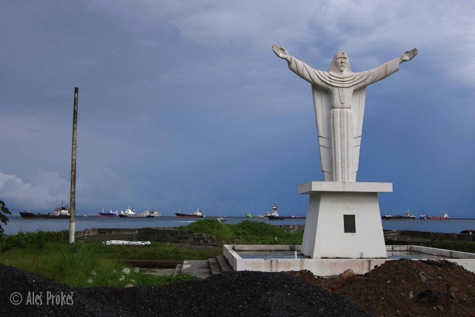 Socha Krista v městském parku Colón, Panama.